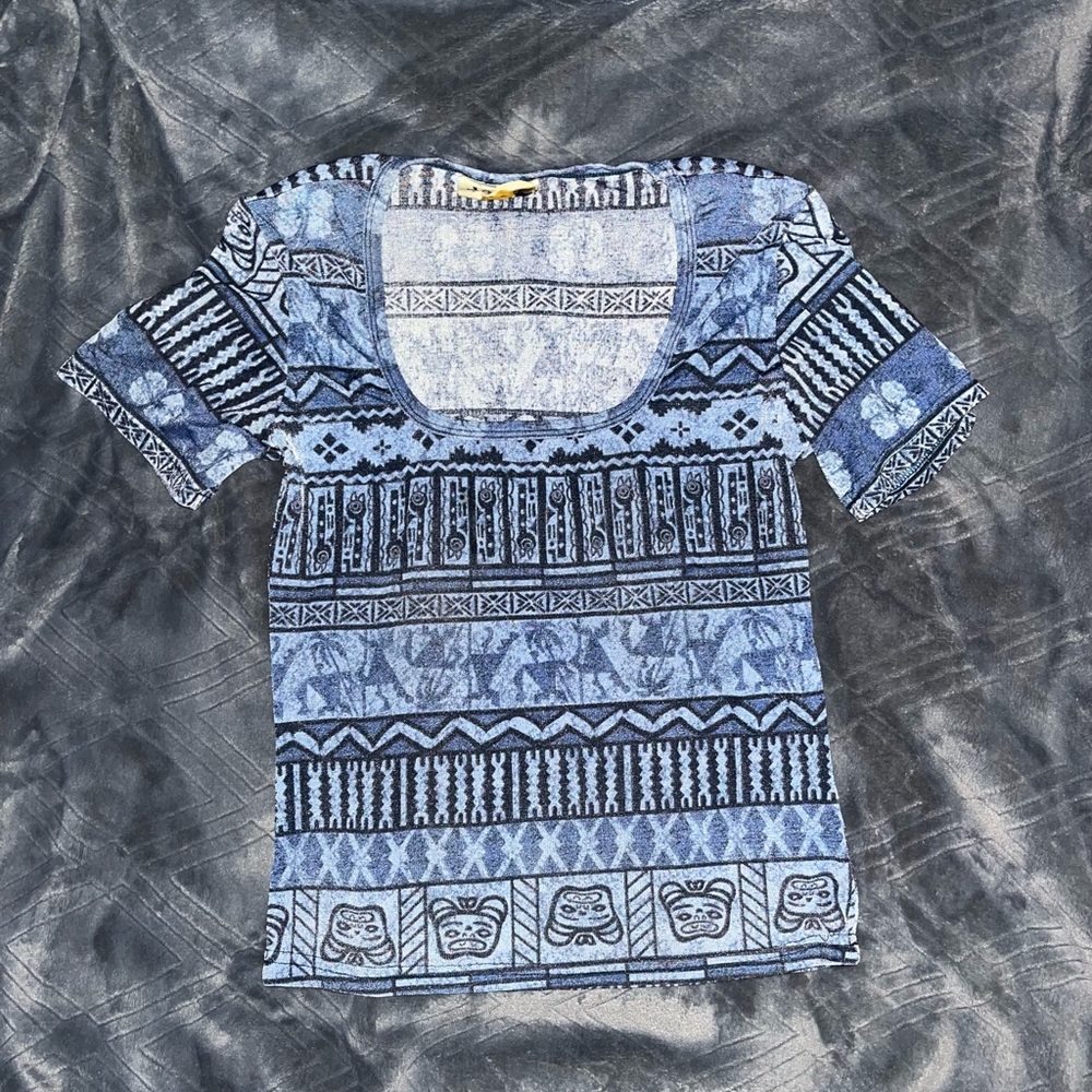De Caf. USA: Vintage brand blue & white Aztec print crop/ mid top
